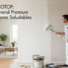 Pintor aplicando pintura Keim Innotop mineral al sol-silicato en un salón moderno y luminoso