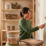Bote de pintura de arcilla natural Naturclay en aplicación de revestimiento transpirable para interiores.